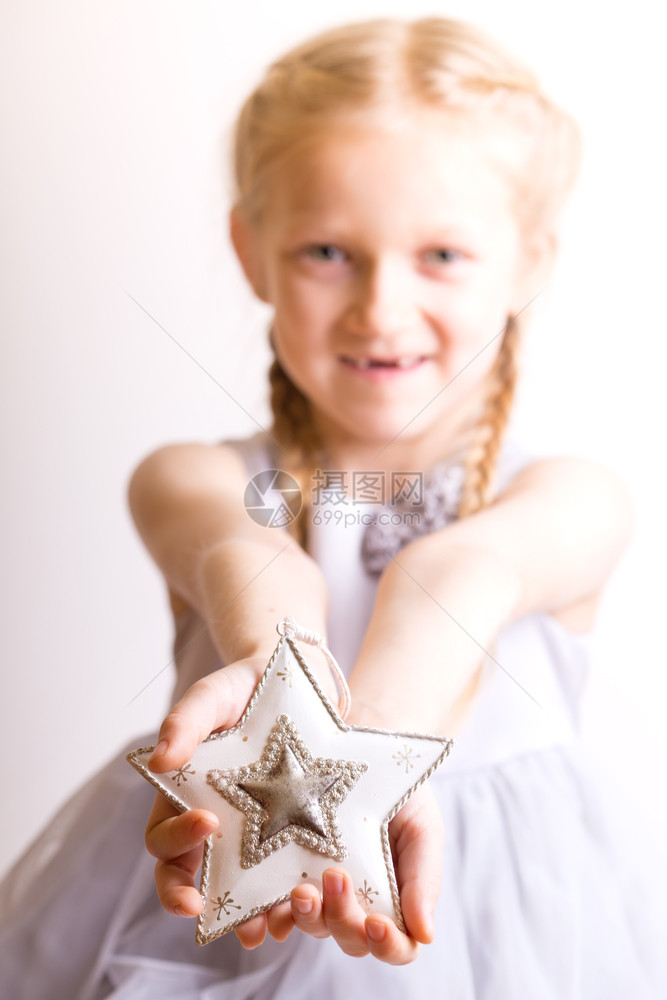小女孩手中捧着一颗五角星图片