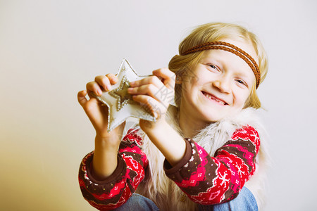 小女孩手握星星开心的笑着图片