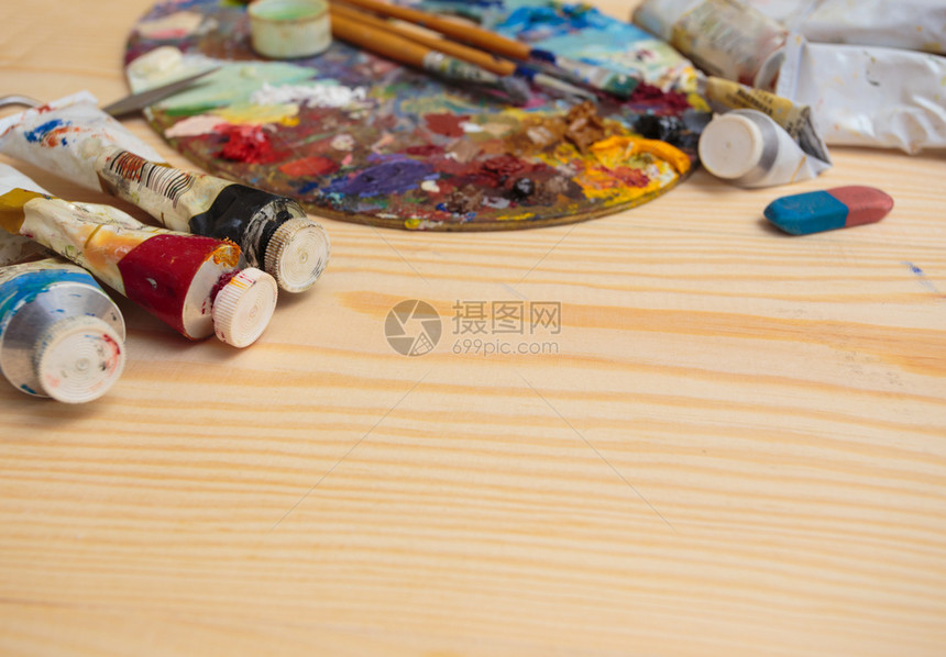 木制桌上的油漆管图片