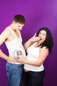 紫色背景上男子和怀孕妇女图片