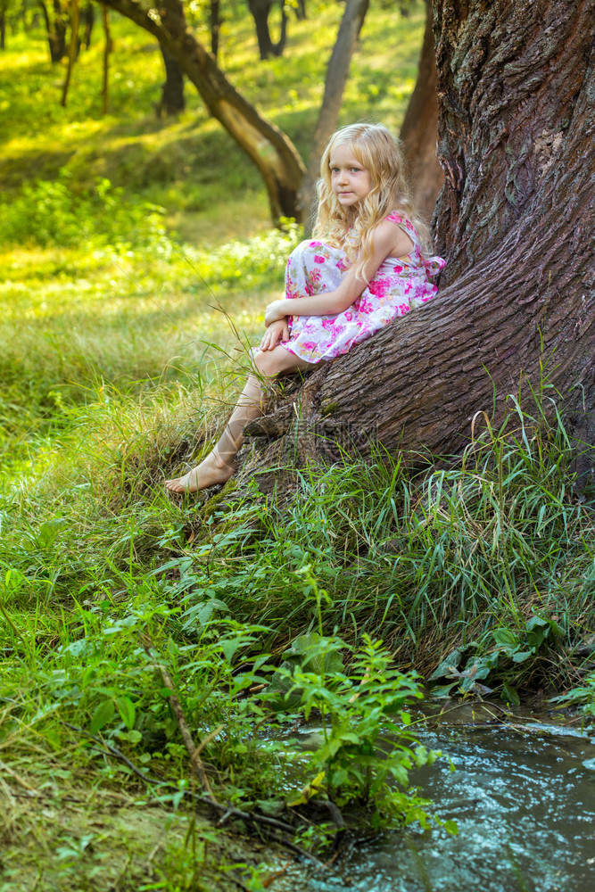 在森林里的小女孩夏天图片