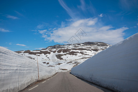 诺道山路周围的雪墙图片