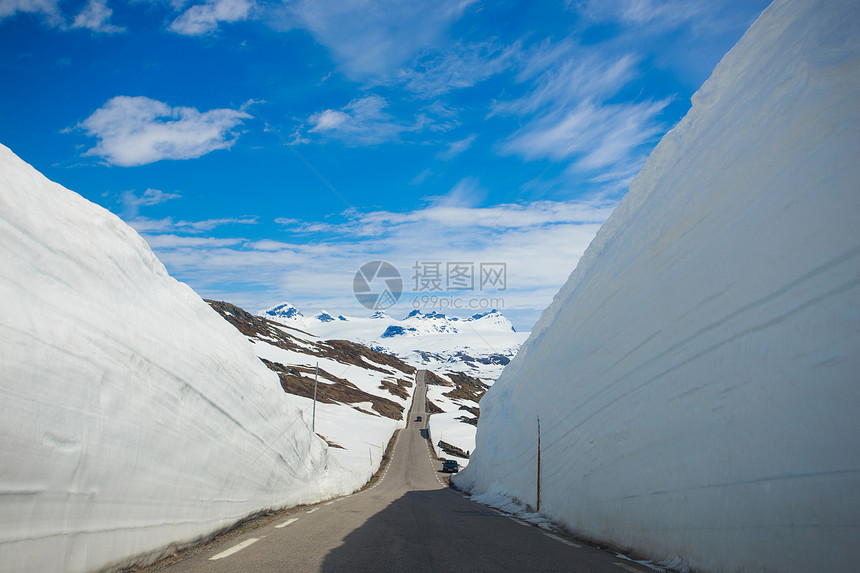 诺道山路周围的雪墙图片