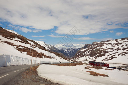 雪山路和传统挪威红屋图片