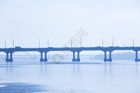 天线城市桥的平视图背景图片