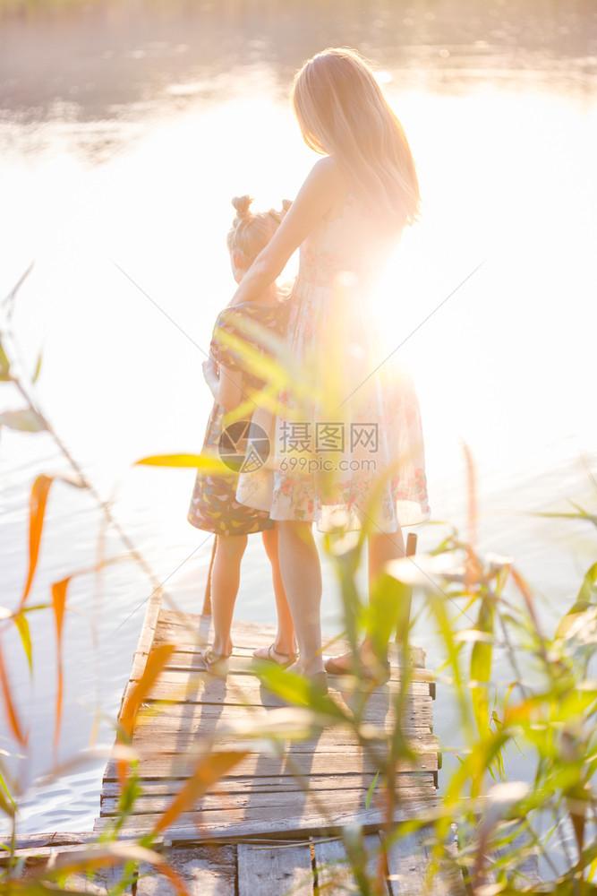 母女站在码头上图片