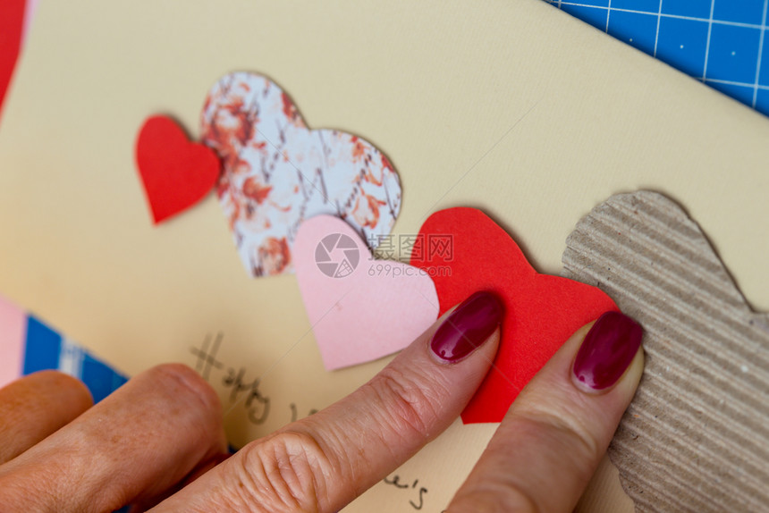 在情人节日制作明信片的女孩图片