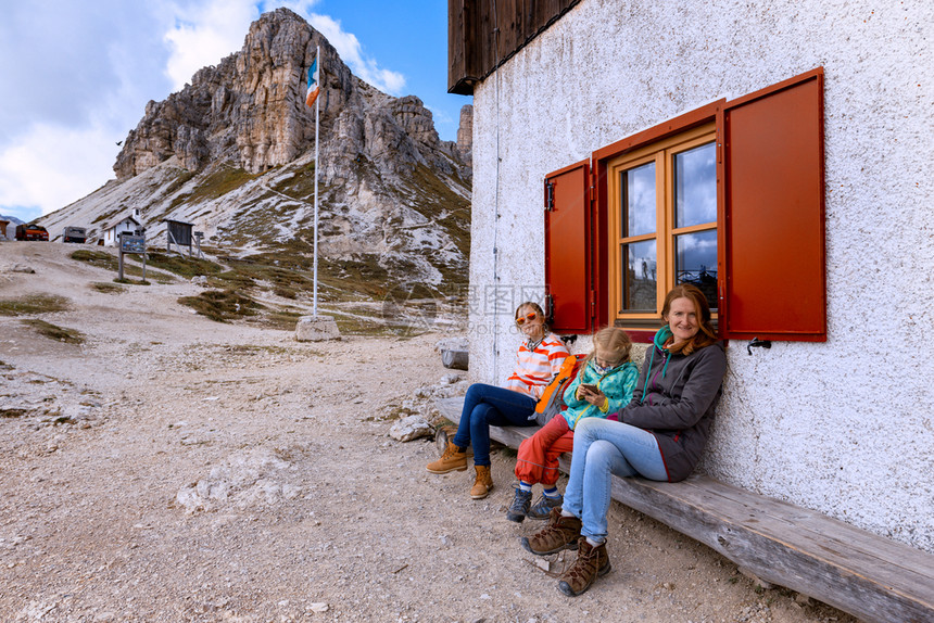 母亲和两个女儿徒步旅行到意大利山顶上图片