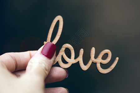 女孩手握着爱情的字母图片