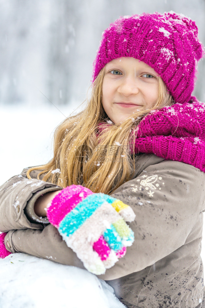 冬天小笑的女孩户外在雪秋天的时候图片