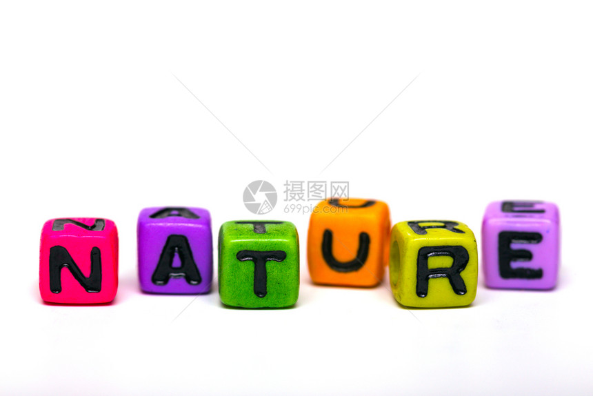 自然质字由带有母的多色子玩具立方体生成图片