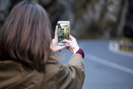 伏伊勒罗马尼亚州市奇莱比卡苏卢伊市的智能手机上拍摄一个女孩的照片背景