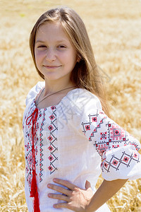 拿着小麦女孩在小麦田里笑着的乌鲁人女孩背景