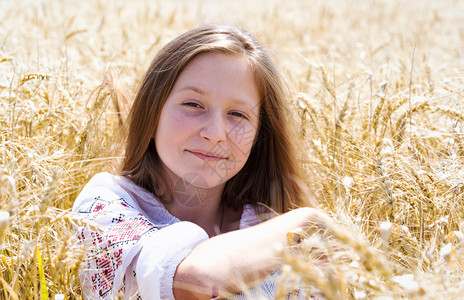 在小麦田里笑着的乌鲁人女孩高清图片