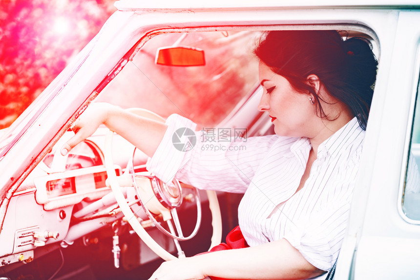漂亮的女孩肖像画在一辆旧车的风格插针图片