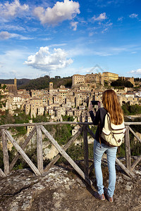女孩拍摄旧城市的索拉诺Italy图片