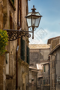 在西耶那省旧小镇桑吉尼那诺的灯笼上图片