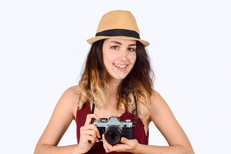 优雅夏品穿着夏帽的年轻女子肖像站在古董相机上旅行概念孤立的白色背景背景
