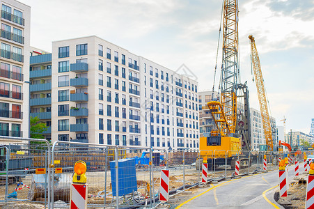 再创佳绩Frankfut德国市区建筑工地的挖掘机起重和建筑设备背景