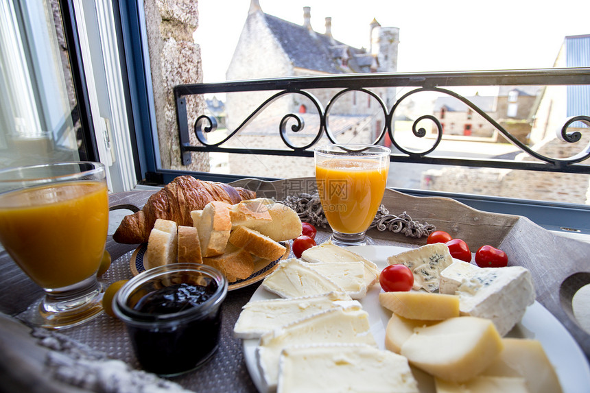 美味的法国早餐和城堡的风景图片