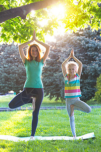 母亲和女儿在公园里做瑜伽图片