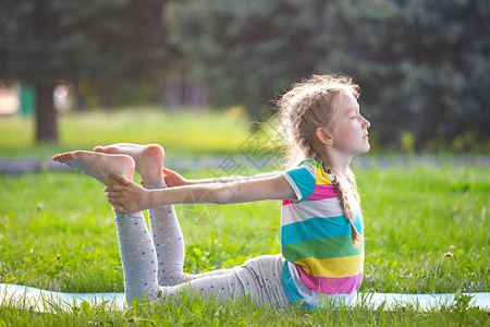 小女孩在公园做瑜伽高清图片