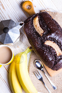 桌上的巧克力香蕉面包和咖啡图片