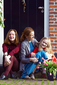 幸福的一家坐在家门口上图片