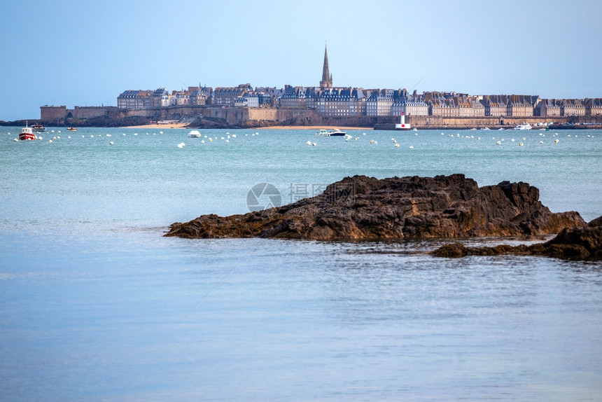 著名的法国度假胜地海洋岸上的圣虫图片