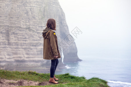 女孩站在岩石边缘古典中图片