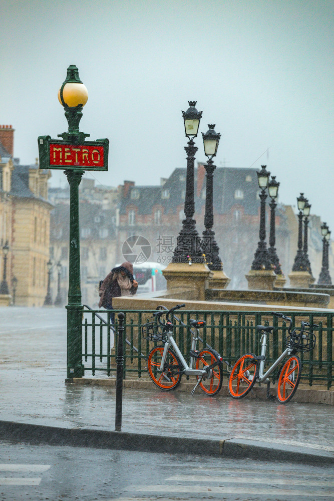 巴黎街头的暴雨图片