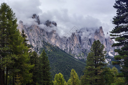 美丽的风景遮盖的白天云意大利多洛姆山的风景图片