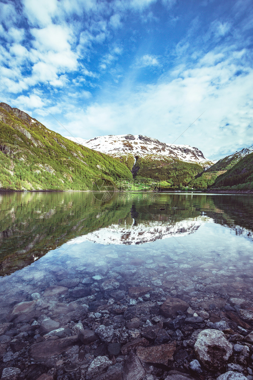 美丽的挪威雪山风景在水中反射图片