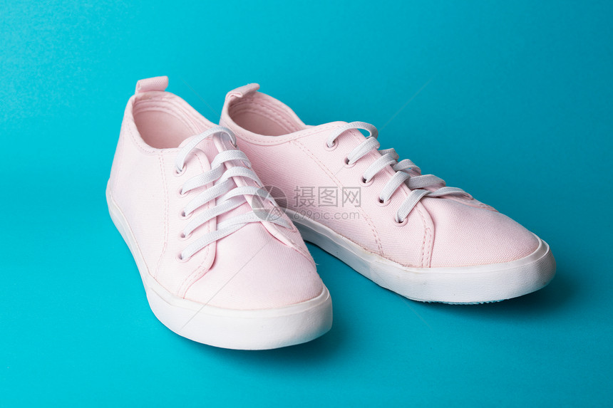 粉色运动鞋图片
