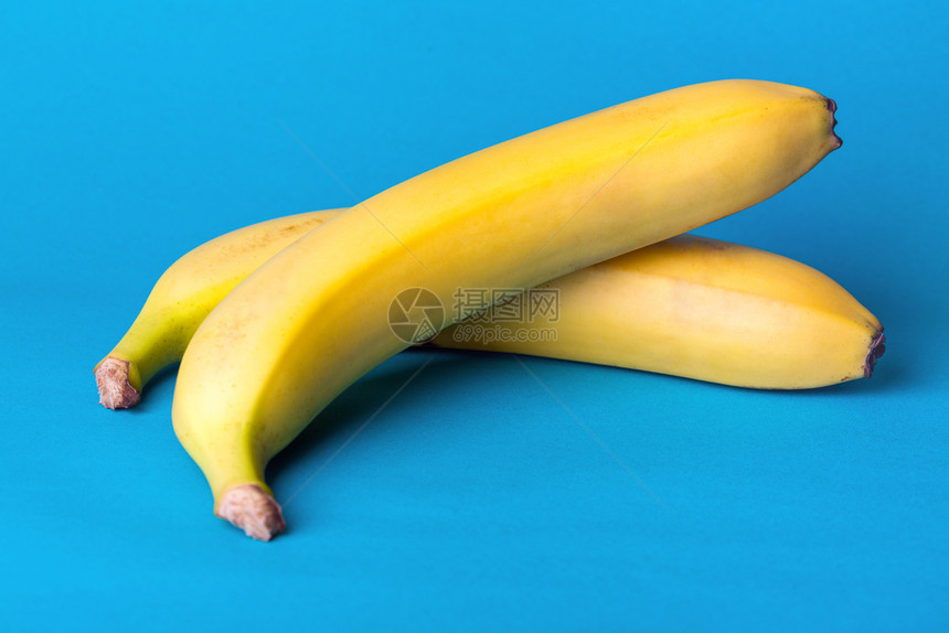 蓝底的熟香蕉图片