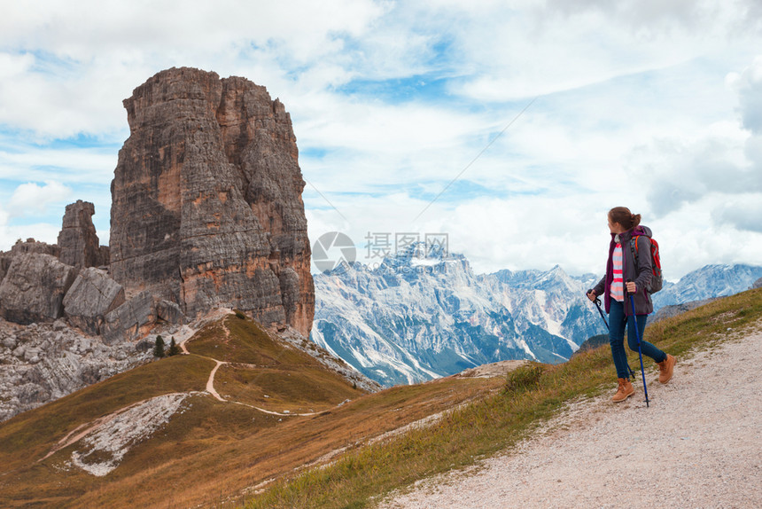 在山上登的少女远足者意大利人图片
