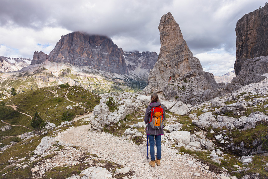 在山上登的少女远足者意大利人图片