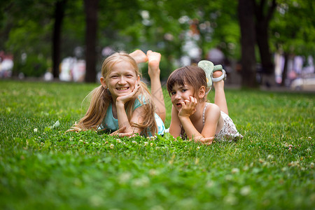 孩子假期在草原上玩背景图片
