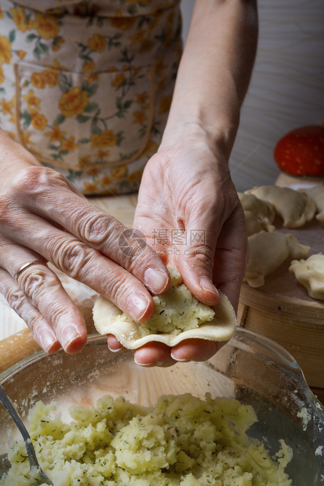 乌拉尼传统面包制品由女手制作小孔生锈风格反光照片图片