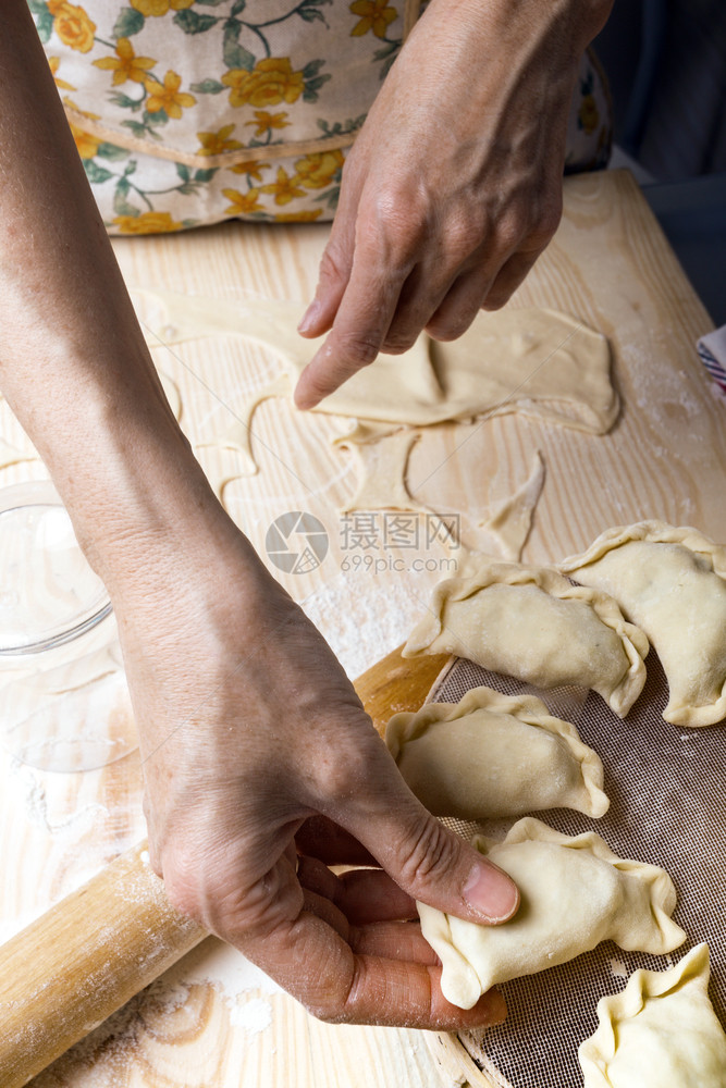 乌拉尼传统面包制品由女手制作小孔生锈风格反光照片图片