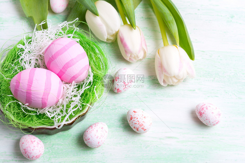 东方快乐的问候背景白色郁金香和粉红条纹彩蛋在巢穴图片
