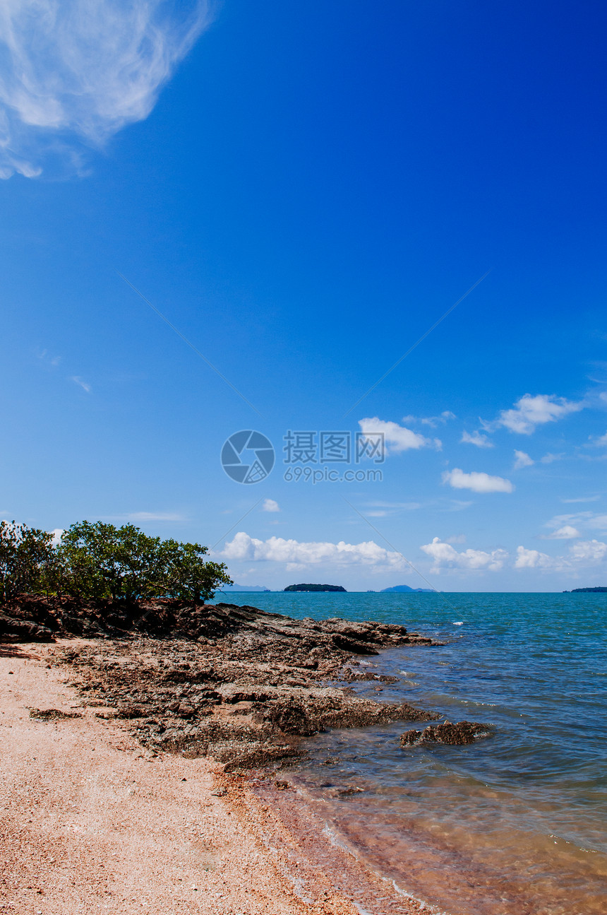 在炎热的夏日天空晴朗靠近Kohlant的小岛屿上沙滩Krabithalnd图片