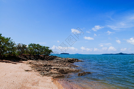 在炎热的夏日天空晴朗靠近Kohlant的小岛屿上沙滩Krabithalnd图片