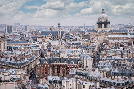 在背景中可以看到巴黎的全神殿巴黎的顶端视图图片