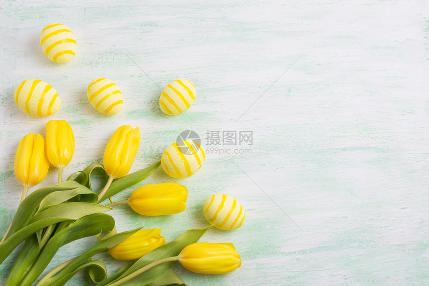 东面背景黄条纹彩蛋和郁金香快乐的东面贺卡复制空间图片