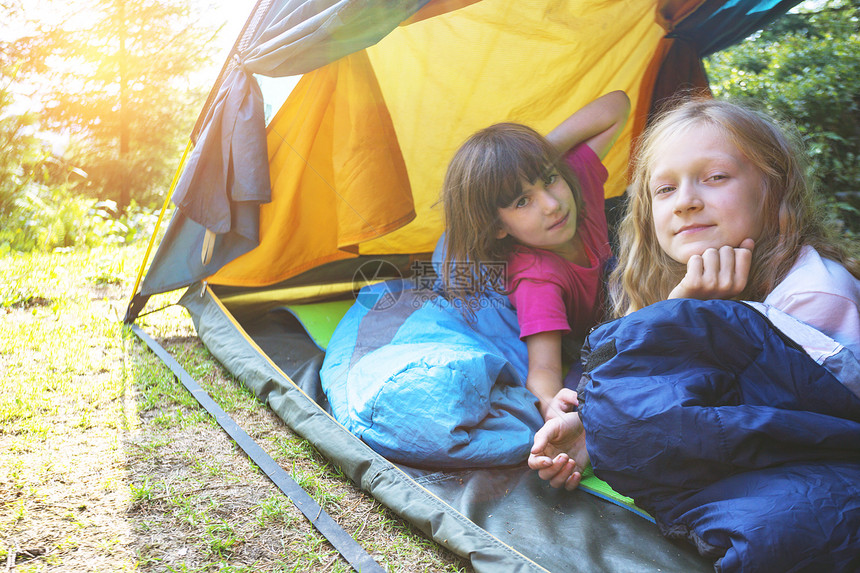 女孩们在帐篷里休息图片