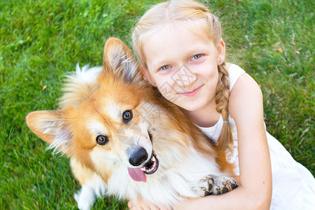 金发女孩抱着狗狗一起看着这摄像头图片