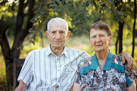 埃尔德瓦尔蒙微笑着的祖父母在花园里微笑着的老年男人和女的肖像快乐老年背景