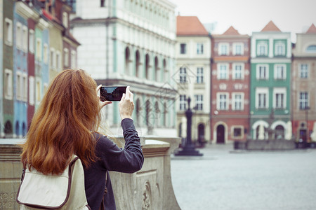 女孩拍摄一个照片主要正方圆油城市波兹南图片