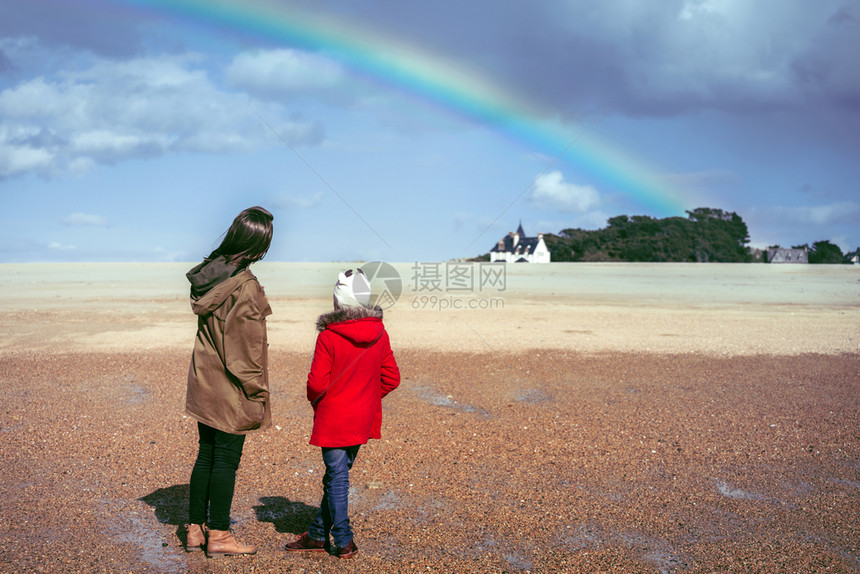 女孩和彩虹在岸边的Trigastel布里塔尼图片